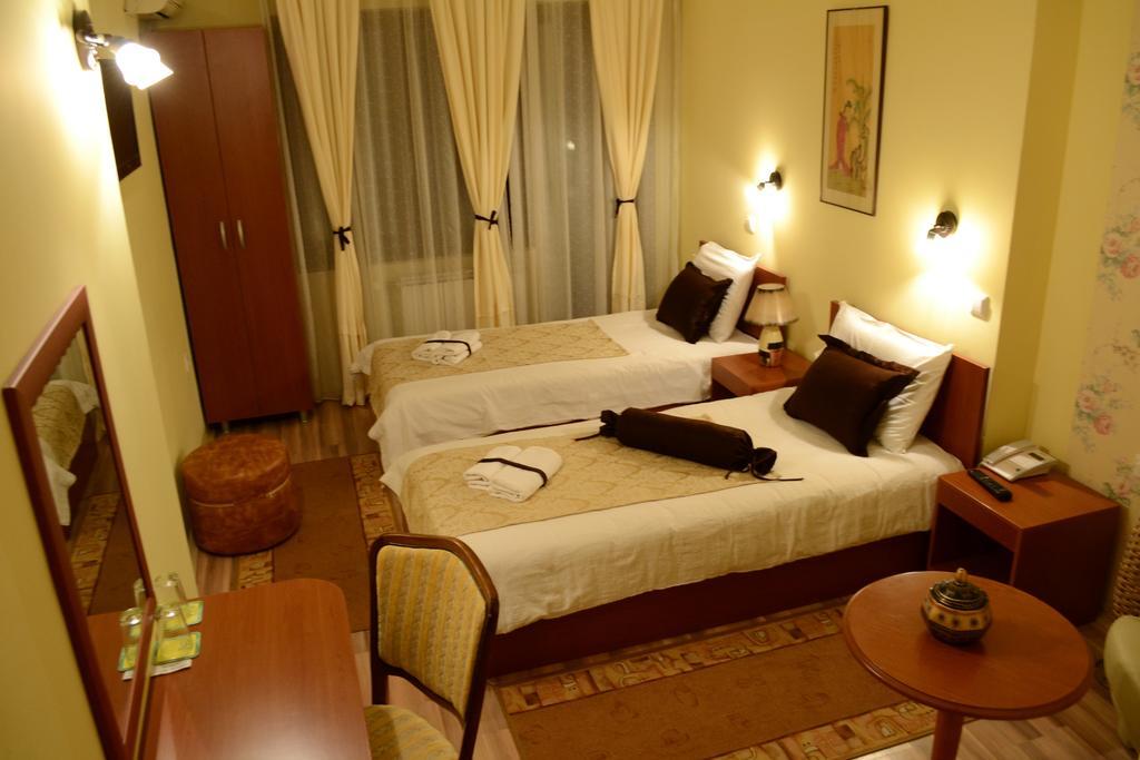 Hotel Pine Skopje Zimmer foto