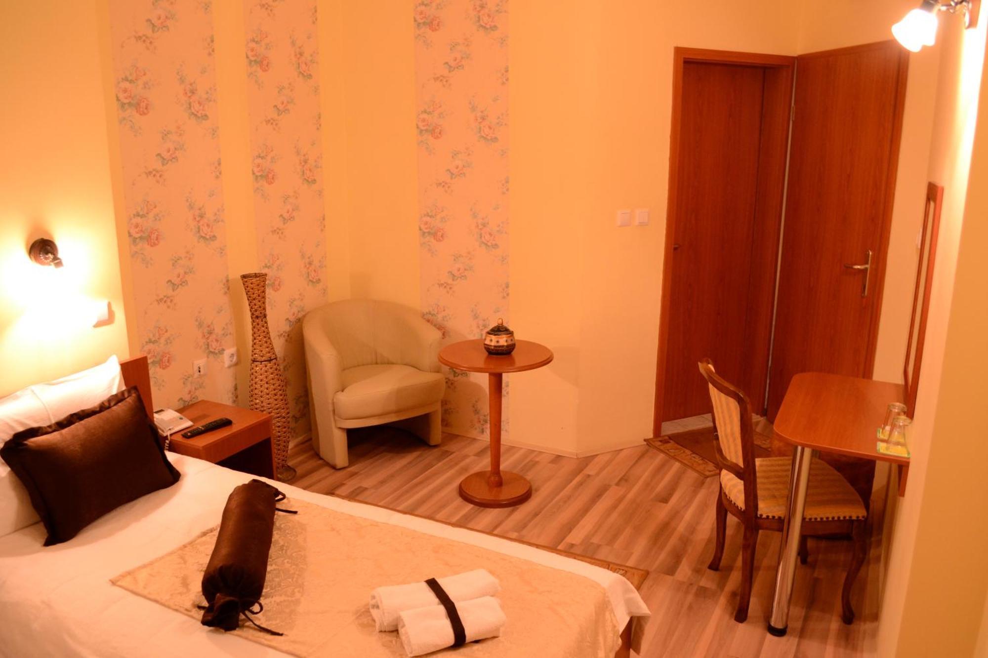Hotel Pine Skopje Zimmer foto